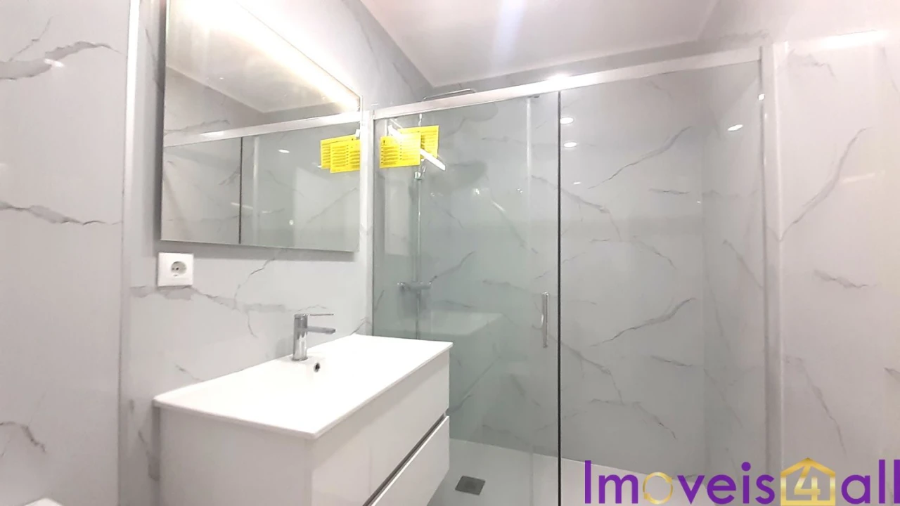 Apartamento T2 para Venda em Corroios Foto 17