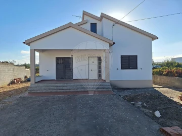 Moradia T2 para Venda em Abrigada e Cabanas de Torres
