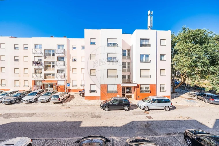 Apartamento T1 para Venda em São Domingos de Rana Foto 21