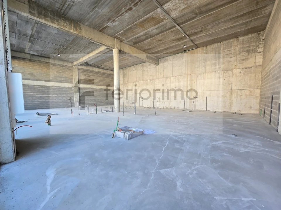 Armazém para Arrendamento em Azurem Foto 3