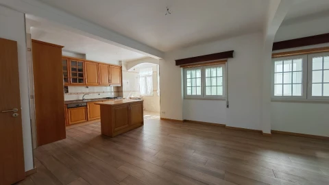 Moradia T2 para Arrendamento em Santo Antonio dos Olivais