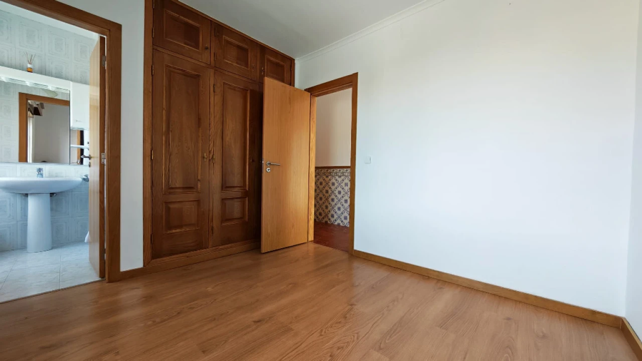 Moradia T2 para Arrendamento em Santo Antonio dos Olivais Foto 9