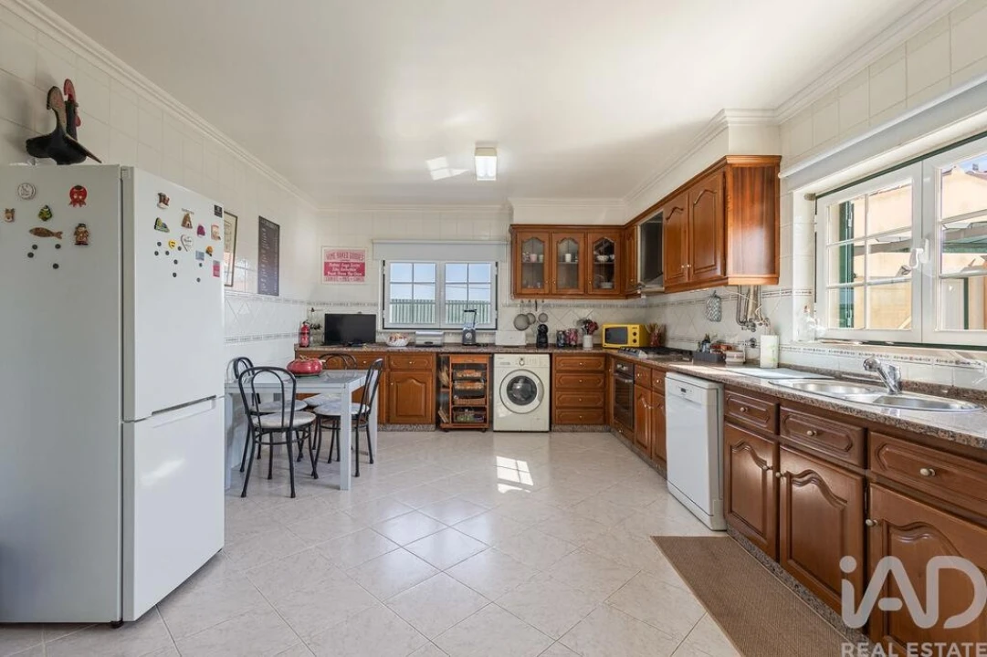 Moradia T4 para Venda em Encarnação Foto 9