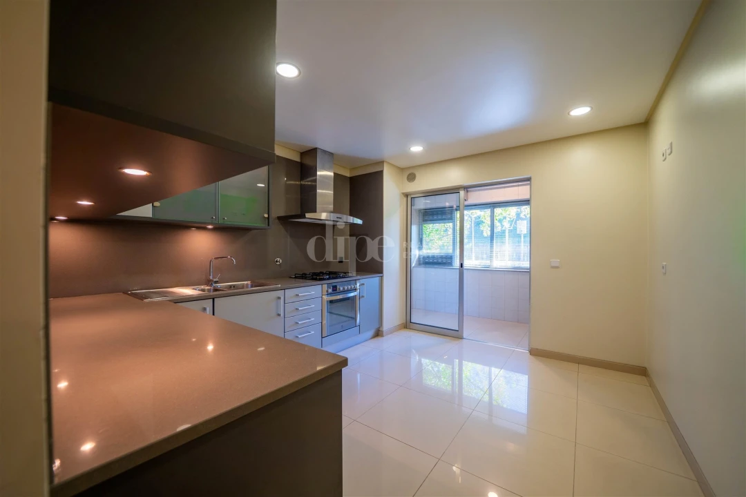 Apartamento T2 para Arrendamento em Creixomil Foto 10