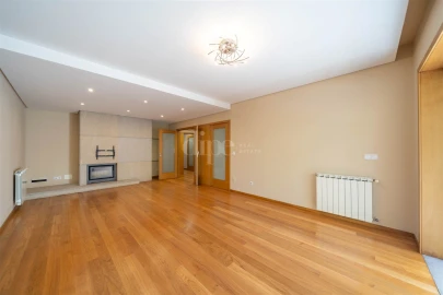 Apartamento T2 para Arrendamento em Creixomil