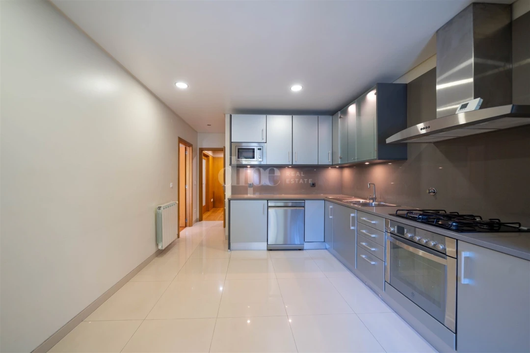Apartamento T2 para Arrendamento em Creixomil Foto 12