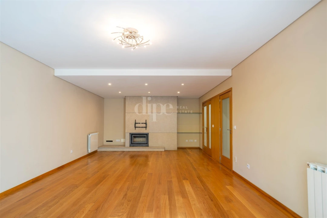 Apartamento T2 para Arrendamento em Creixomil Foto 6