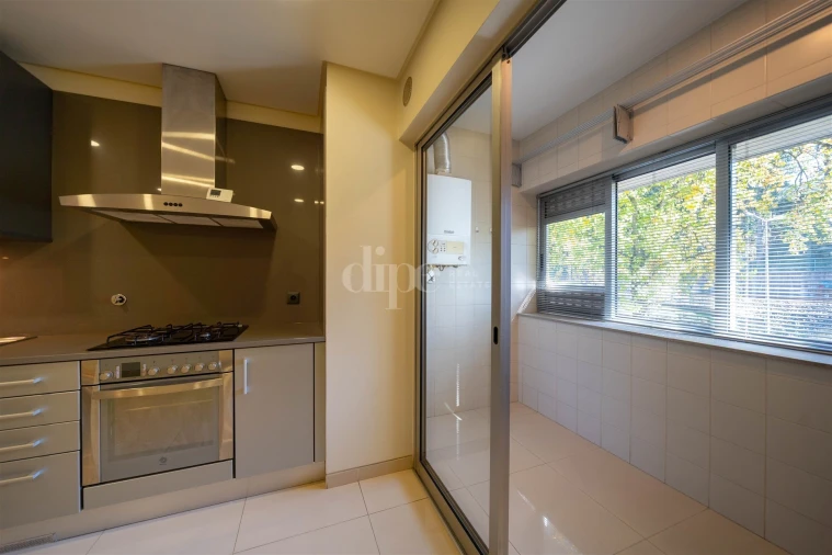 Apartamento T2 para Arrendamento em Creixomil Foto 11