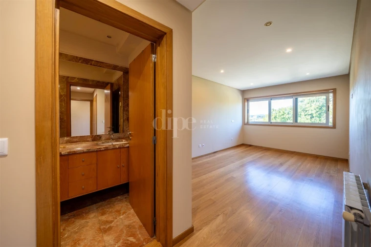 Apartamento T2 para Arrendamento em Creixomil Foto 17