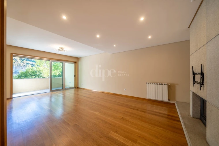 Apartamento T2 para Arrendamento em Creixomil Foto 3