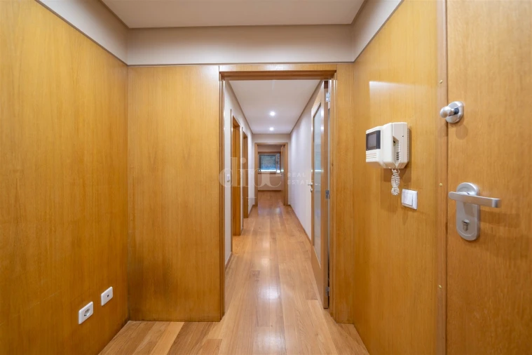Apartamento T2 para Arrendamento em Creixomil Foto 14