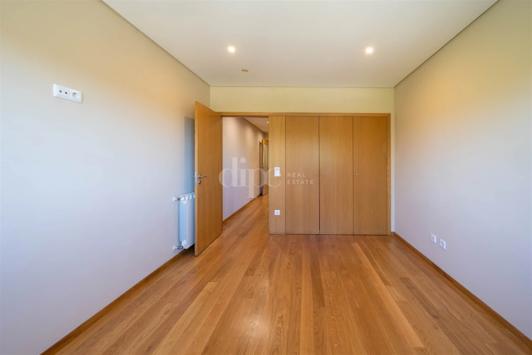 Apartamento T2 para Arrendamento em Creixomil Foto 16