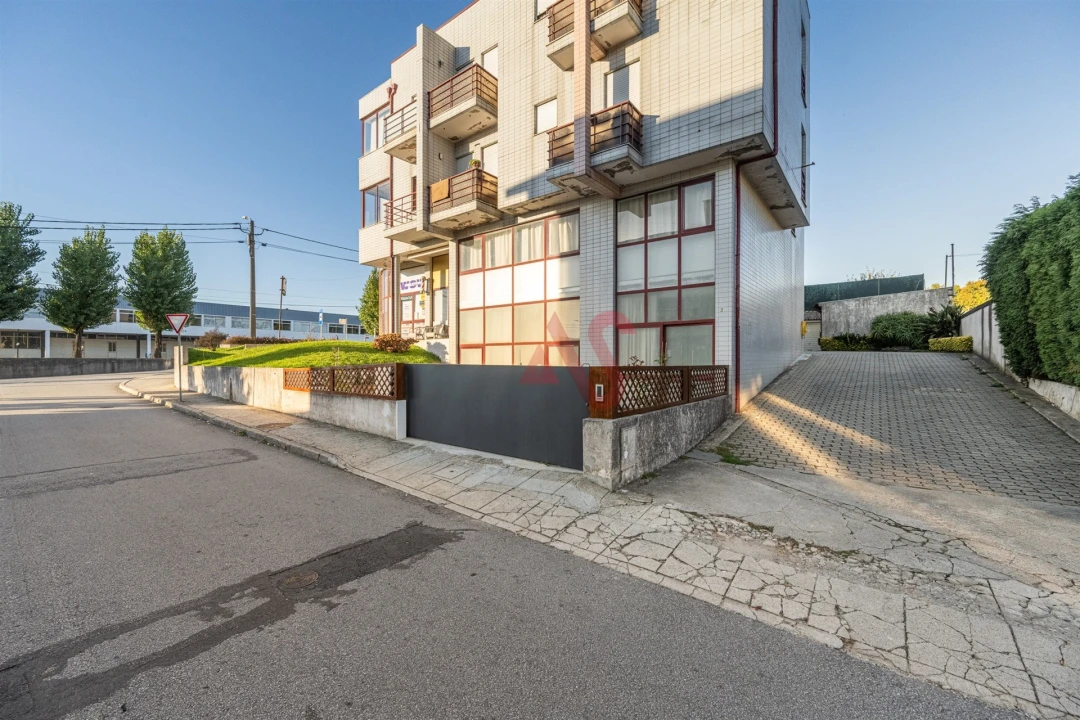 Apartamento T4 para Venda em Vilarinho das Cambas Foto 1