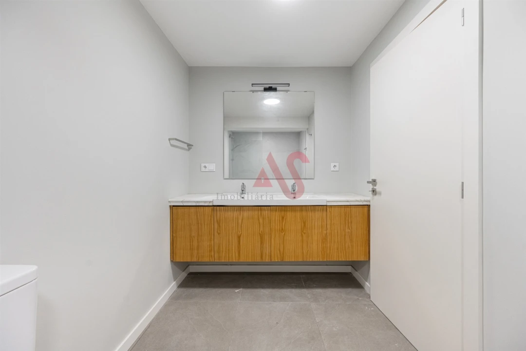 Apartamento T4 para Venda em Vilarinho das Cambas Foto 18