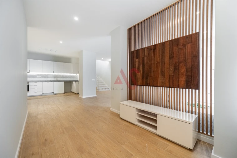 Apartamento T4 para Venda em Vilarinho das Cambas Foto 6