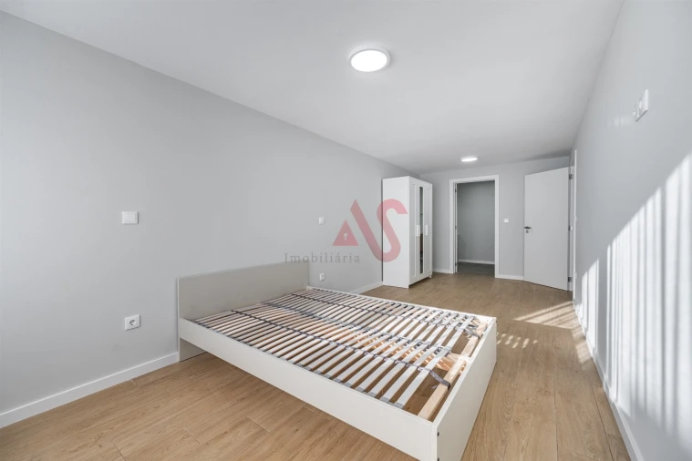 Apartamento T4 para Venda em Vilarinho das Cambas Foto 17