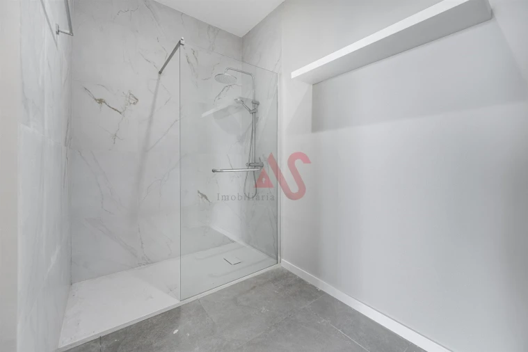 Apartamento T4 para Venda em Vilarinho das Cambas Foto 9