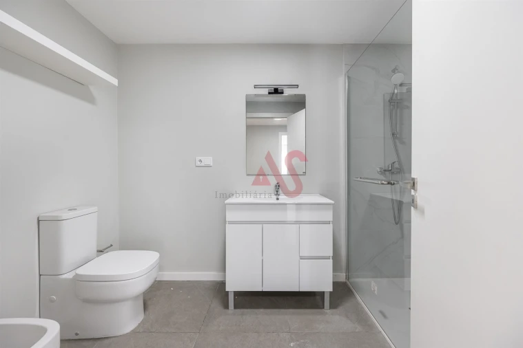 Apartamento T4 para Venda em Vilarinho das Cambas Foto 15