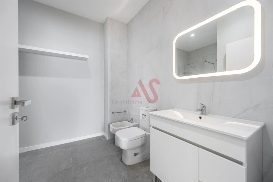 Apartamento T4 para Venda em Vilarinho das Cambas Foto 8