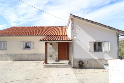 Moradia T4 para Venda em Castrelos e Carrazedo