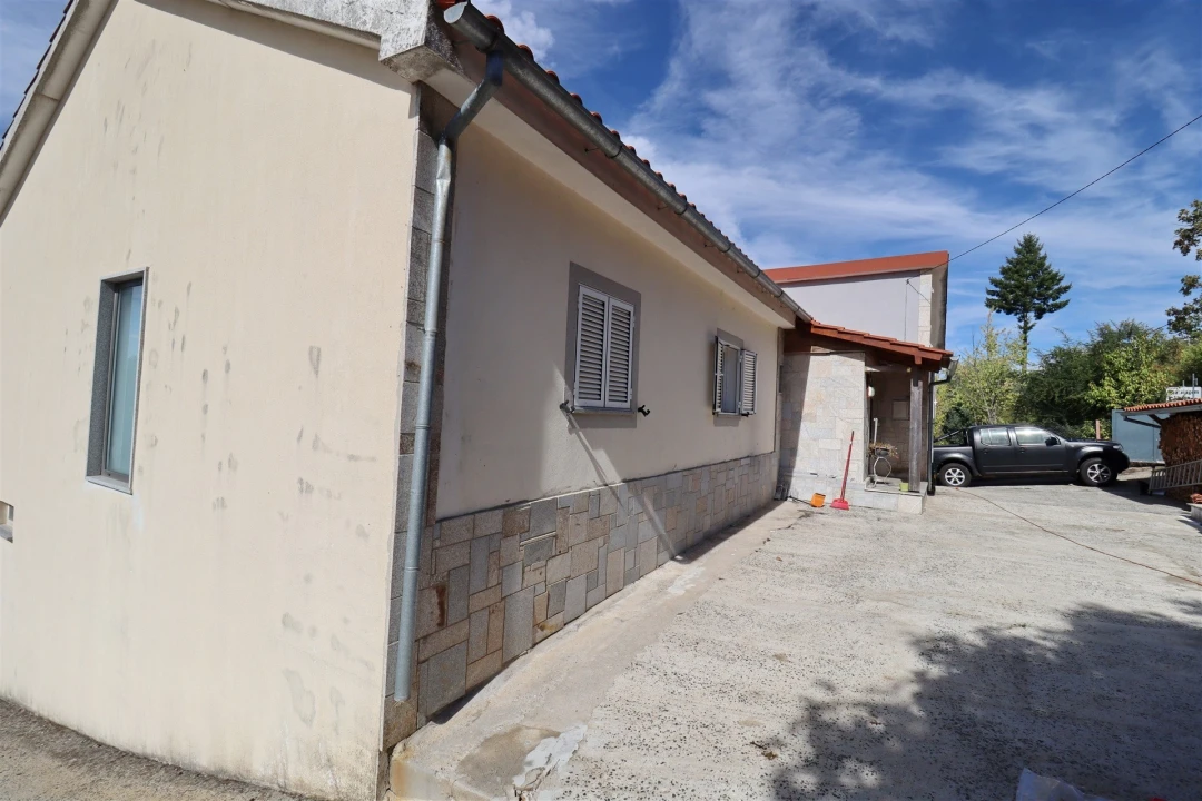 Moradia T4 para Venda em Castrelos e Carrazedo Foto 3