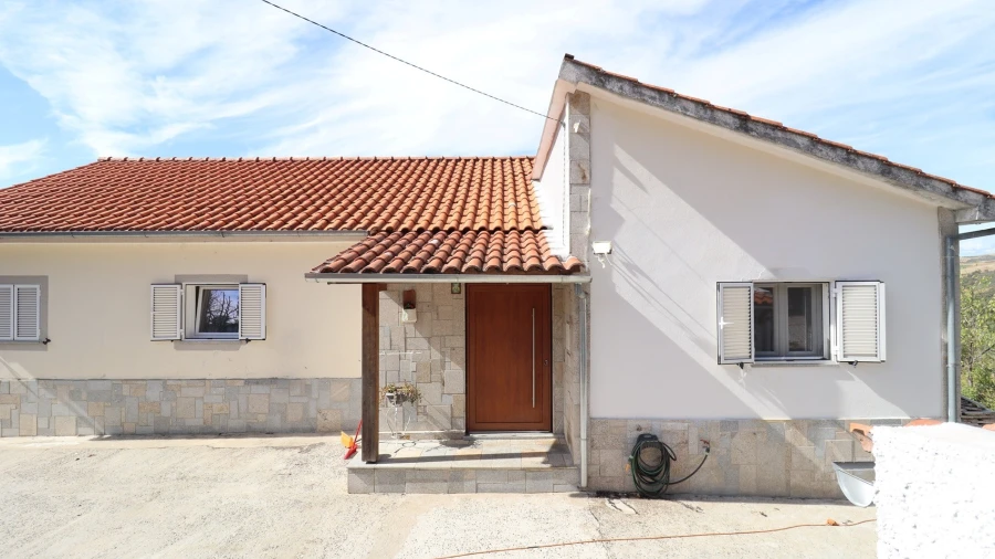Moradia T4 para Venda em Castrelos e Carrazedo