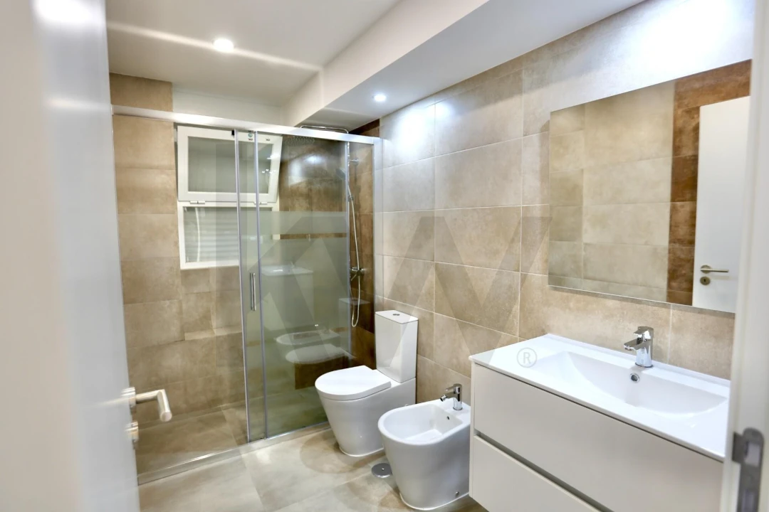 Apartamento T4 para Venda em Mina de Água Foto 9