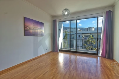 Apartamento T2 para Arrendamento em Funchal (São Pedro)