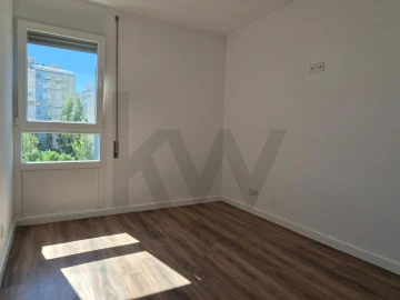 Apartamento T3 para Arrendamento em Massamá e Monte Abraão
