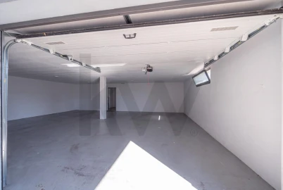 Moradia T4 para Venda em Santo Antonio dos Olivais