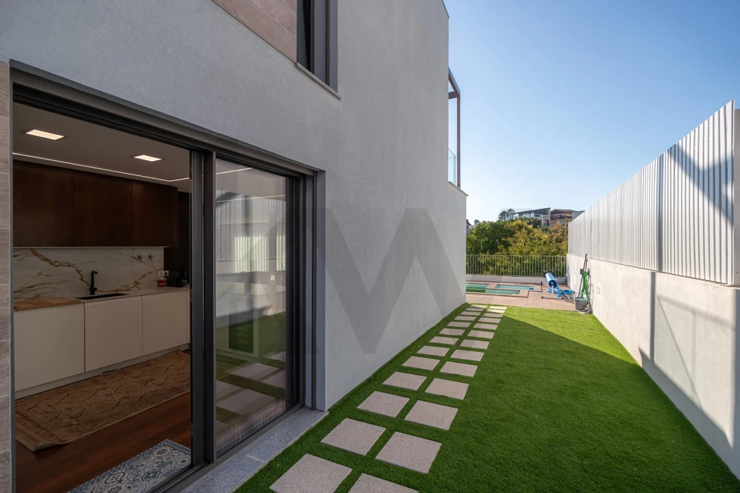 Moradia T4 para Venda em Santo Antonio dos Olivais Foto 54