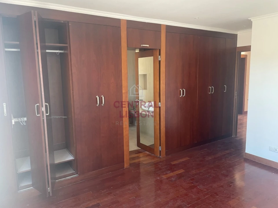 Moradia T4 para Venda em Alcabideche Foto 30