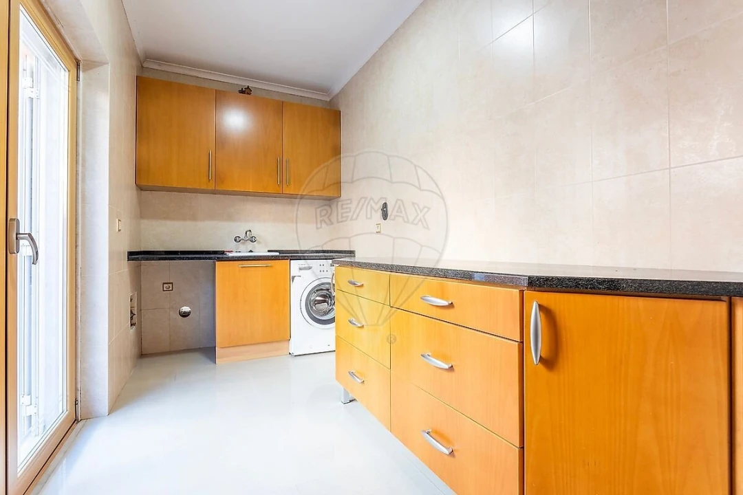 Moradia T5 para Venda em Pontinha e Famões Foto 27