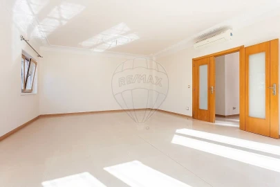 Moradia T5 para Venda em Pontinha e Famões