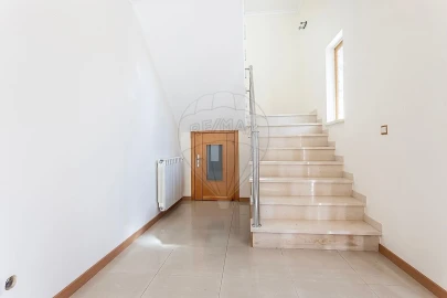 Moradia T5 para Venda em Pontinha e Famões