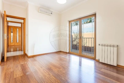 Moradia T5 para Venda em Pontinha e Famões