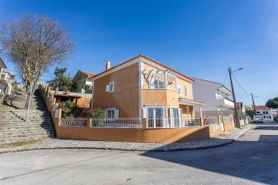 Moradia T5 para Venda em Pontinha e Famões