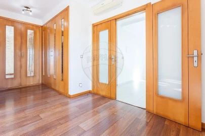 Moradia T5 para Venda em Pontinha e Famões