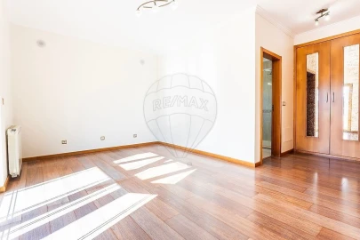 Moradia T5 para Venda em Pontinha e Famões