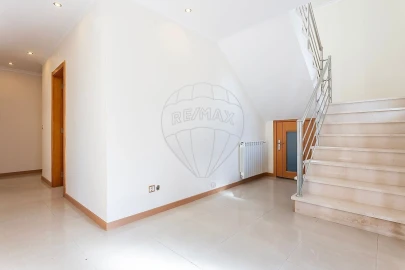 Moradia T5 para Venda em Pontinha e Famões