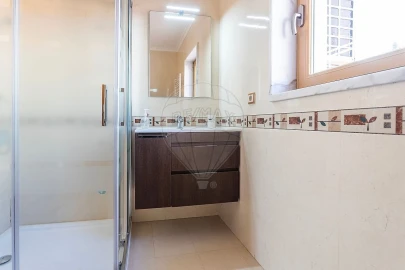 Moradia T5 para Venda em Pontinha e Famões