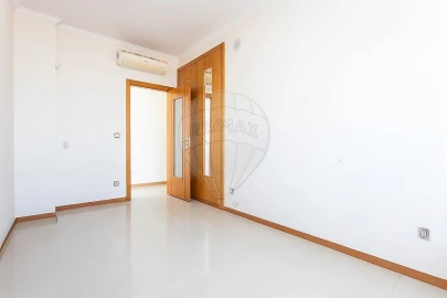 Moradia T5 para Venda em Pontinha e Famões