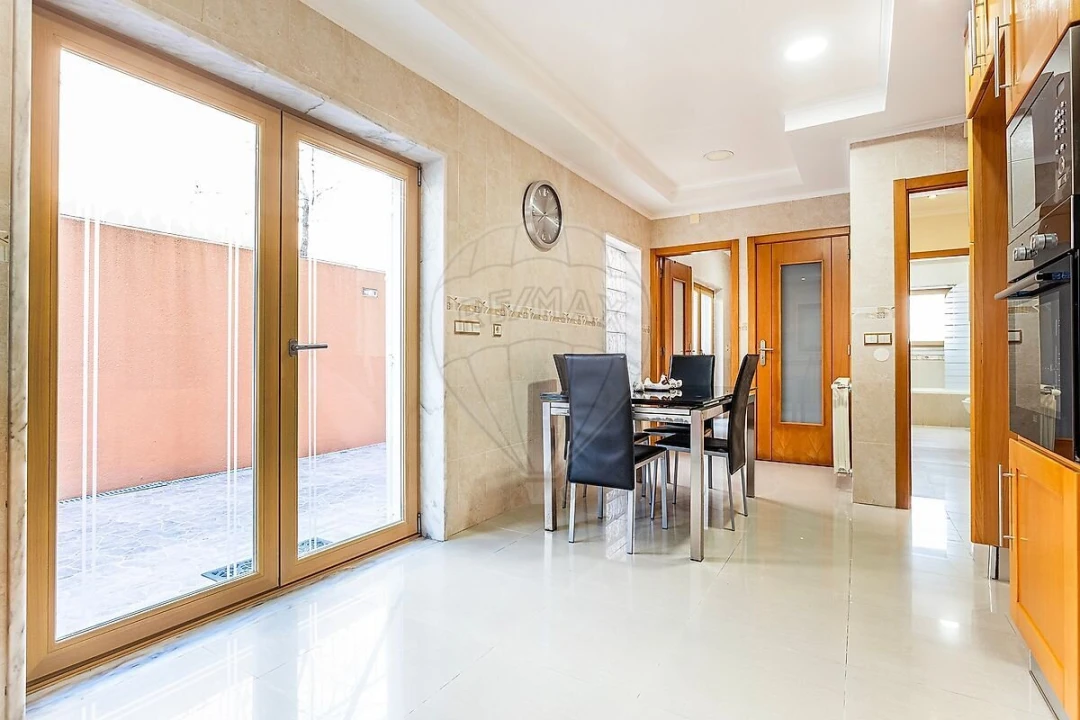 Moradia T5 para Venda em Pontinha e Famões Foto 25