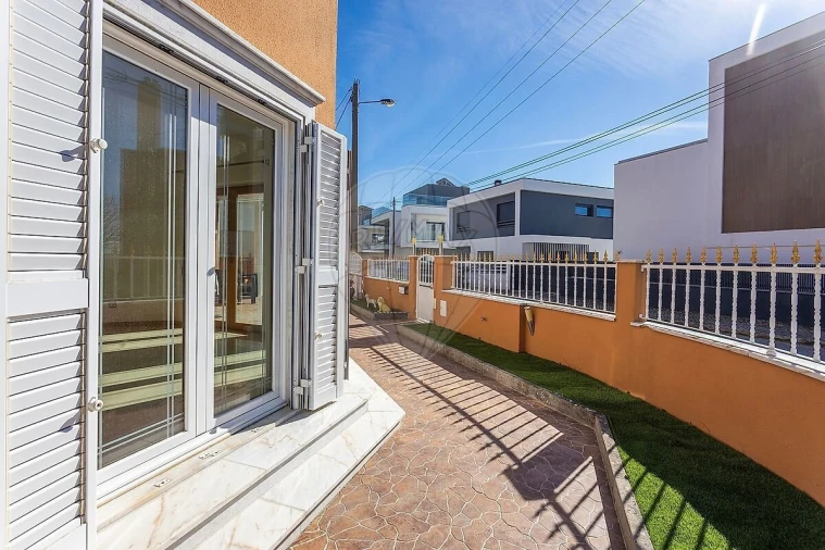 Moradia T5 para Venda em Pontinha e Famões Foto 7