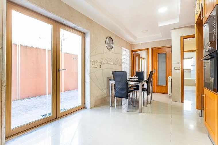 Moradia T5 para Venda em Pontinha e Famões Foto 25