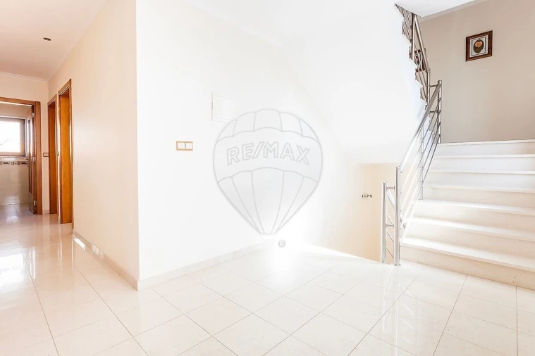 Moradia T5 para Venda em Pontinha e Famões Foto 31