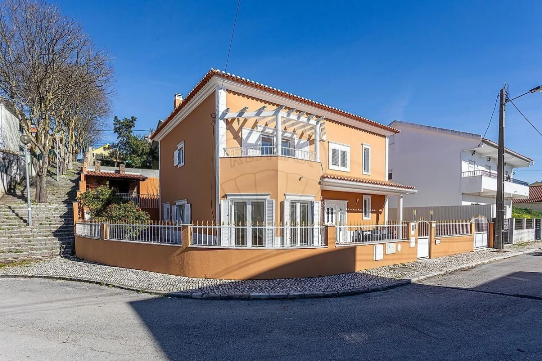 Moradia T5 para Venda em Pontinha e Famões Foto 5