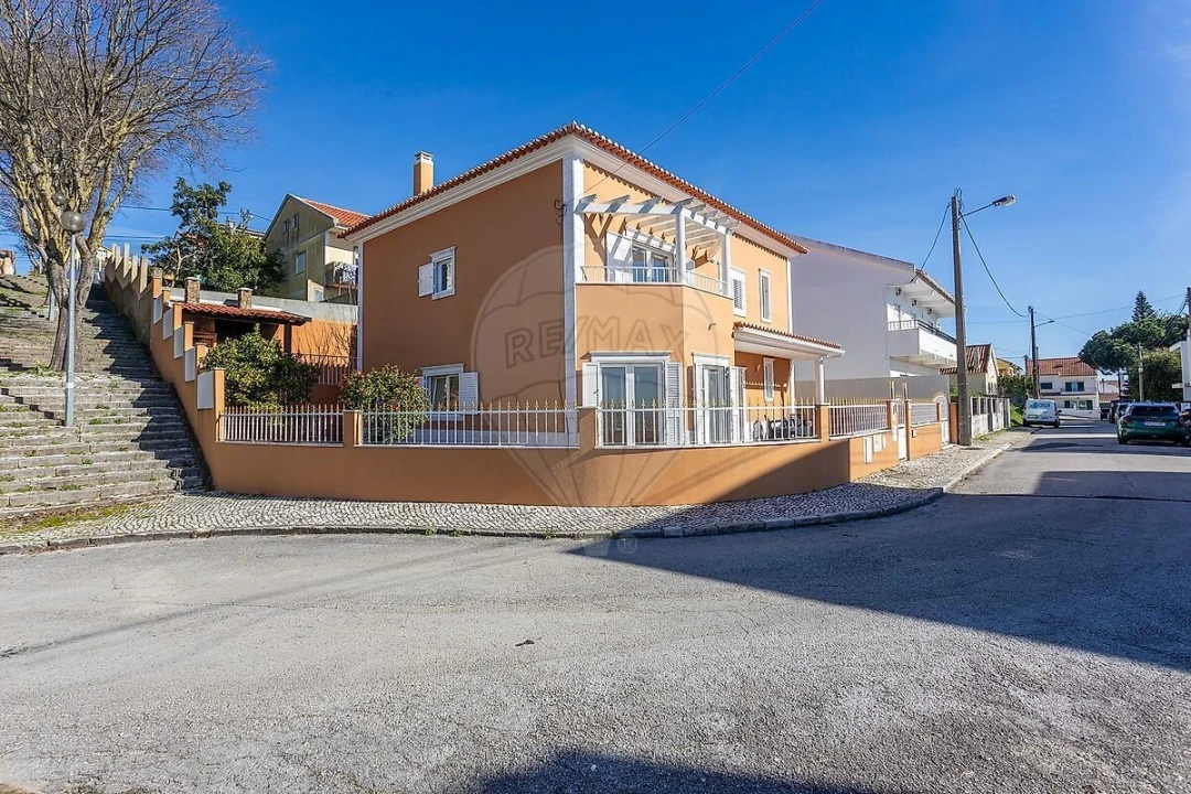 Moradia T5 para Venda em Pontinha e Famões Foto 4