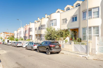 Moradia T4 para Venda em Charneca de Caparica e Sobreda