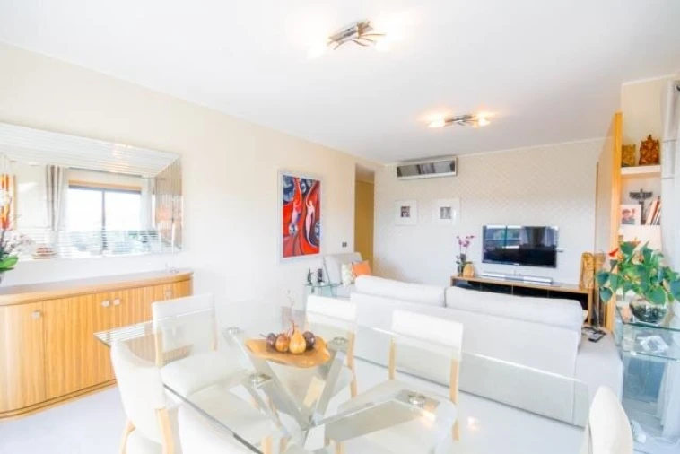 Apartamento T2 para Venda em Quarteira Foto 3